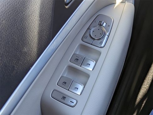 Used 2025 Genesis G70 2.5T image 23