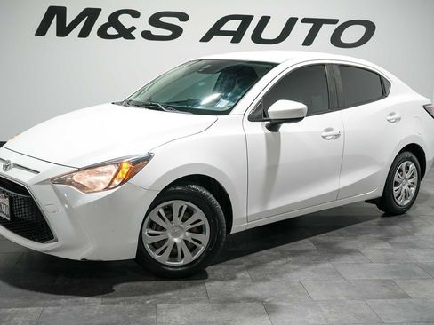 Used 2019 Toyota Yaris L FWD image 2