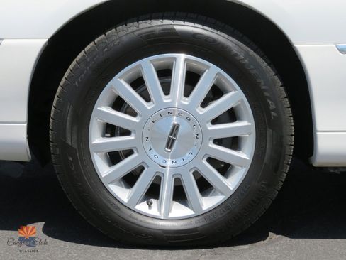 Used 2003 Lincoln Town Car Executive image 17