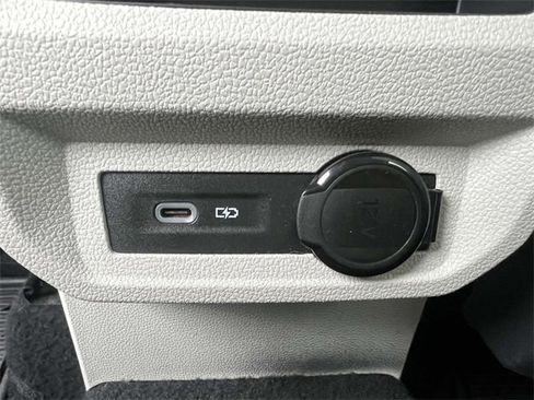 Used 2022 Volkswagen Tiguan SE image 11