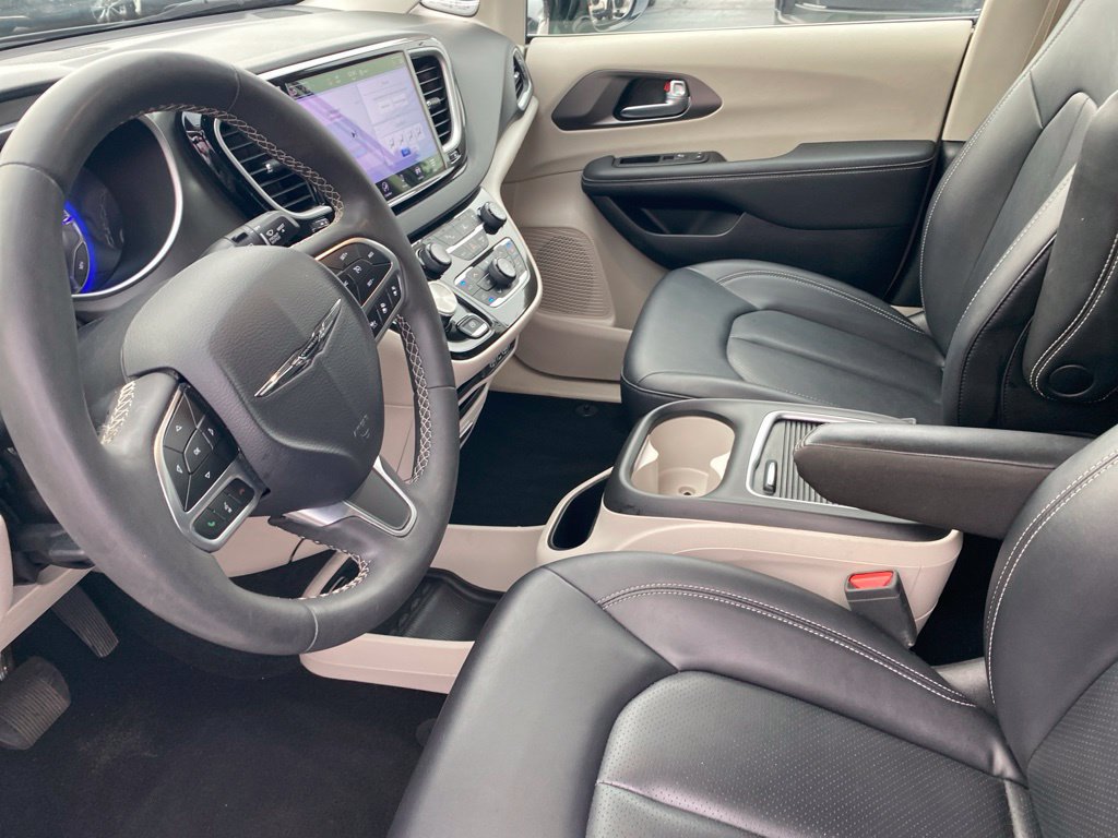 Used 2024 Chrysler Pacifica Touring-L FWD image 19