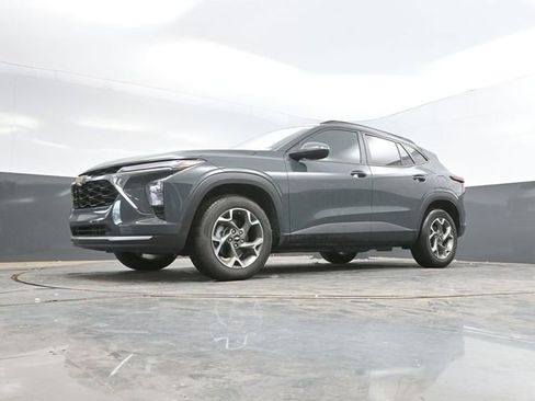 Used 2025 Chevrolet Trax LT FWD image 42
