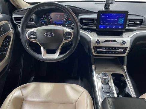Used 2022 Ford Explorer XLT w/ Equipment Group 202A AWD/4WD image 11