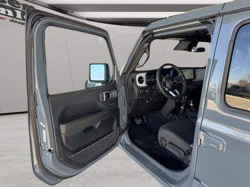 Used 2025 Jeep Wrangler Unlimited Sahara w/ Safety Group AWD/4WD image 10