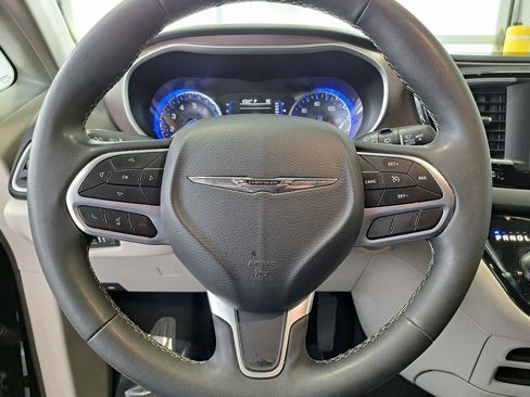 Used 2023 Chrysler Voyager LX image 10