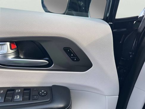 Used 2024 Chrysler Pacifica Touring-L FWD image 18