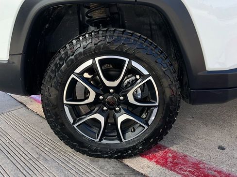 Used 2025 Jeep Compass Trailhawk image 9