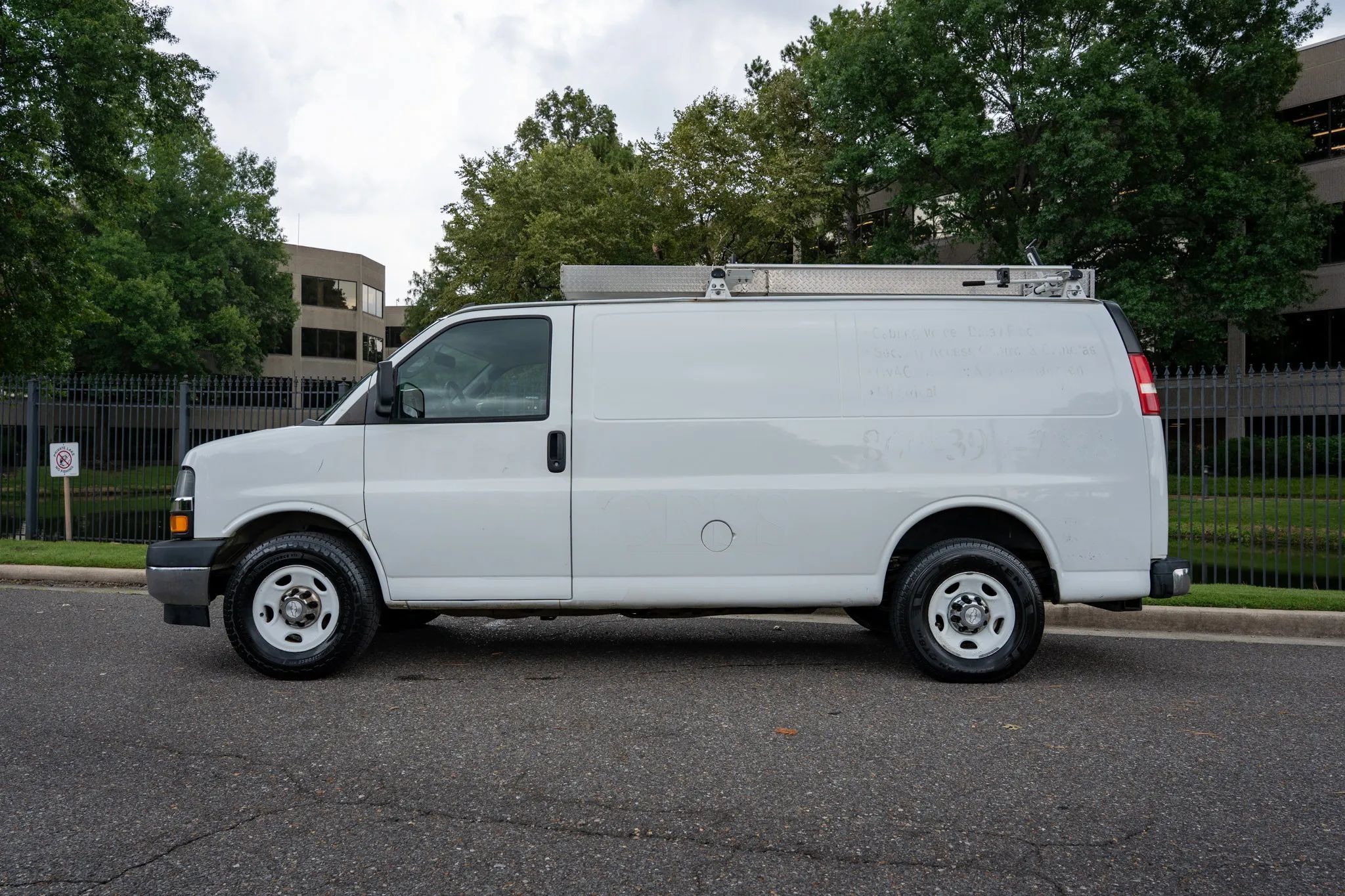 Used 2018 Chevrolet Express 2500 w/ Driver Convenience Package RWD image 9
