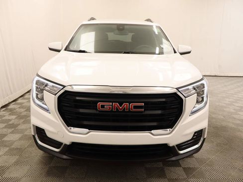 Used 2023 GMC Terrain SLE w/ Driver Convenience Package image 4