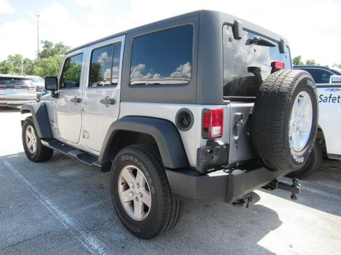 Used 2018 Jeep Wrangler Unlimited Sport S AWD/4WD image 3