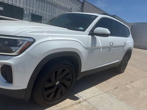 Used 2024 Volkswagen Atlas SE w/ Black Wheel Package FWD image 4