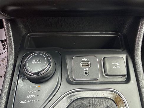 Used 2021 Jeep Cherokee Latitude Plus AWD/4WD image 21