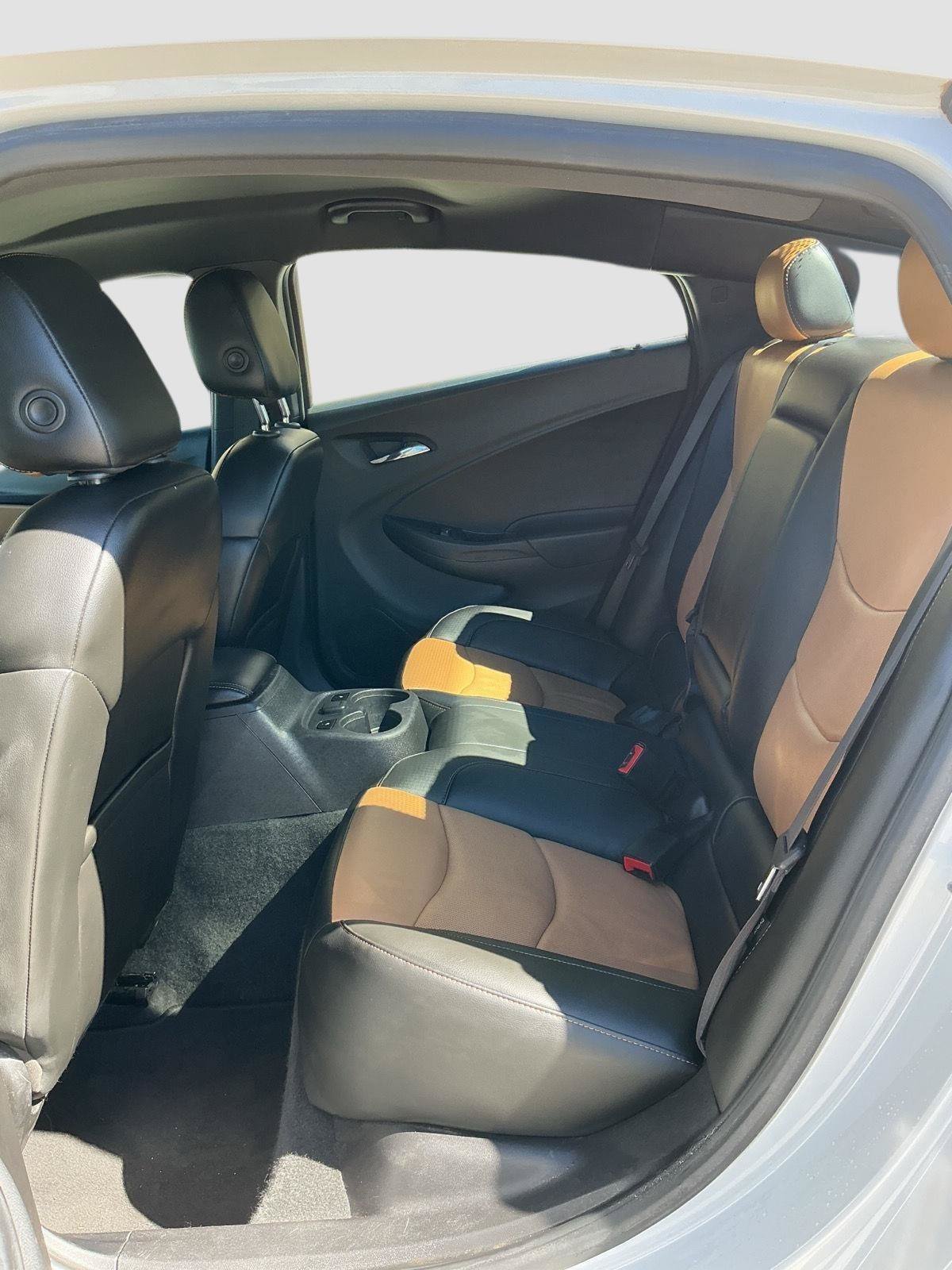 Used 2018 Chevrolet Volt Premier w/ Driver Confidence Package FWD image 18
