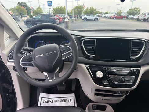 Used 2024 Chrysler Pacifica Touring-L FWD image 17