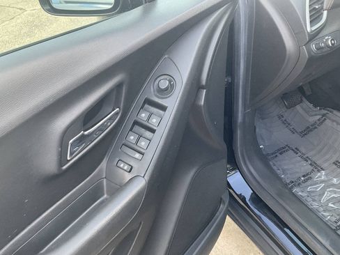 Used 2019 Chevrolet Trax LT w/ LT Convenience Package FWD image 11