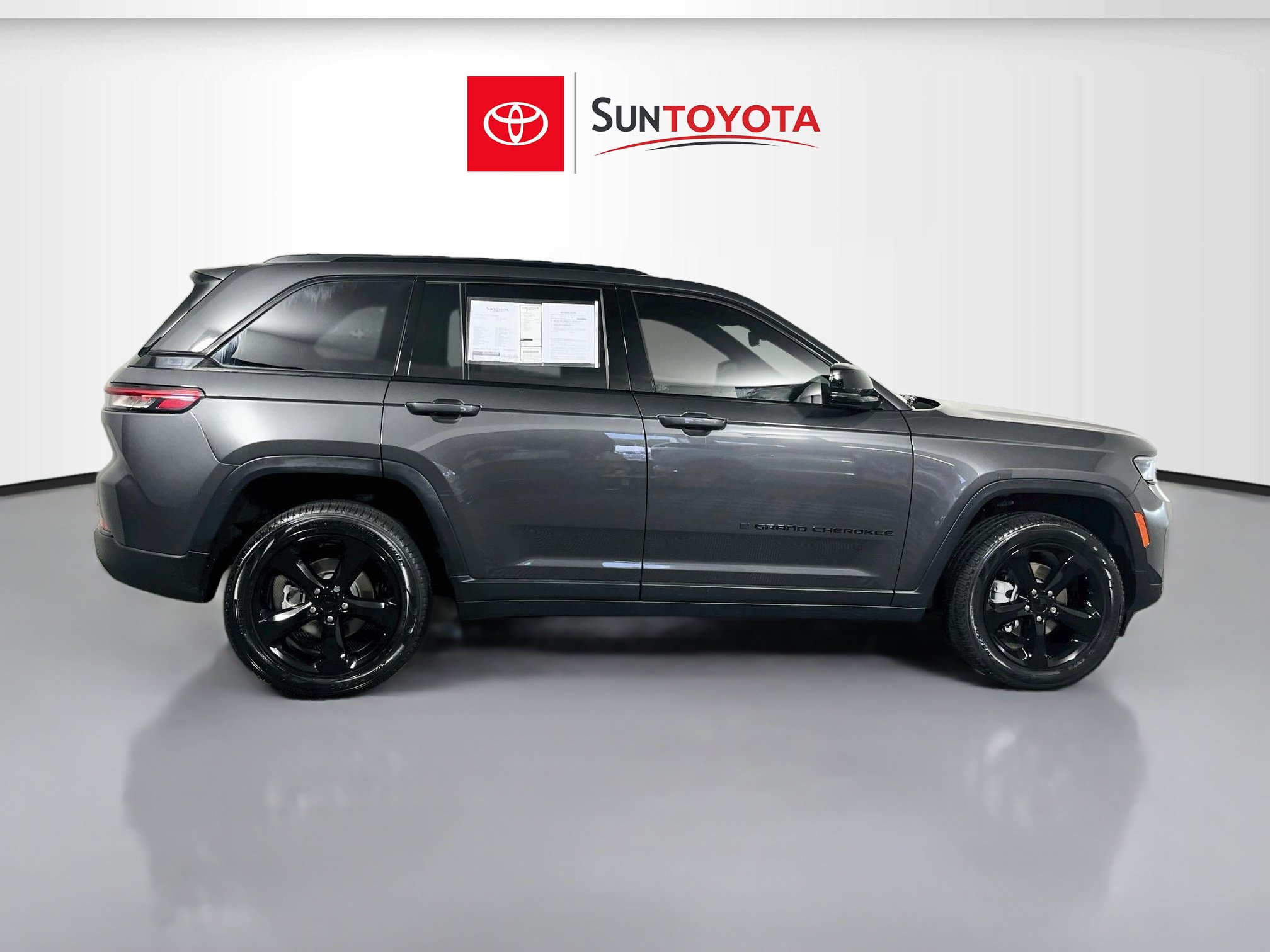 Used 2023 Jeep Grand Cherokee Limited w/ Black Appearance Package AWD/4WD image 2