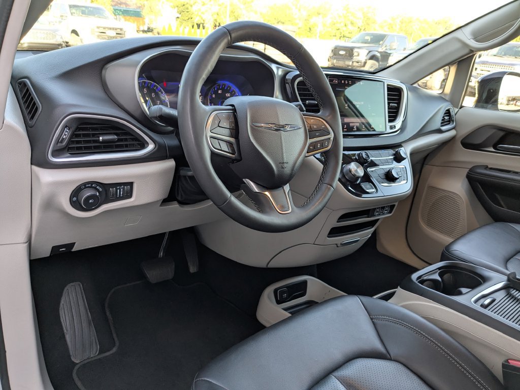 Used 2024 Chrysler Pacifica Touring-L FWD image 10