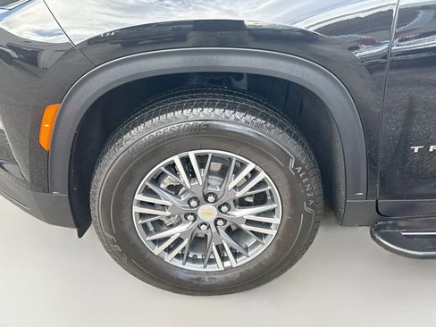 Used 2025 Chevrolet Traverse LT FWD image 37
