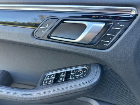 Certified 2025 Porsche Macan AWD/4WD image 12