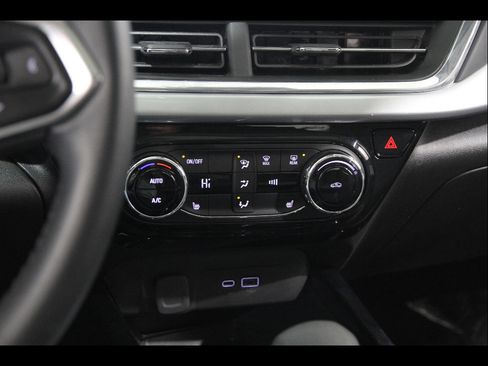 Certified 2024 Chevrolet Trax LT w/ Sunroof Package image 13