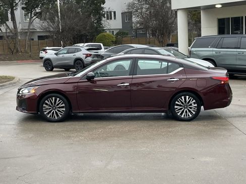 Used 2024 Nissan Altima 2.5 SV image 3