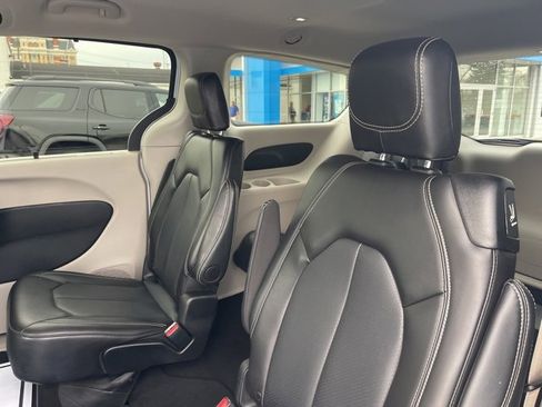 Used 2024 Chrysler Pacifica Touring-L image 17