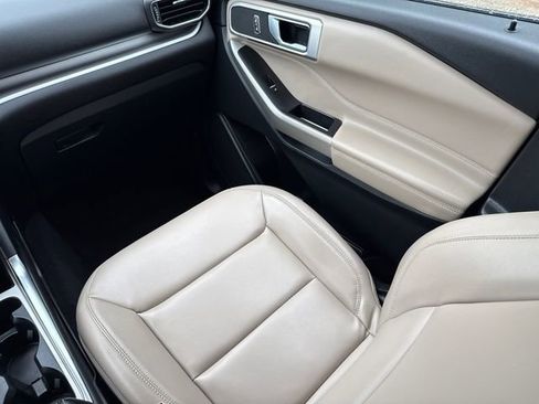 Used 2021 Ford Explorer XLT w/ Equipment Group 202A RWD image 16