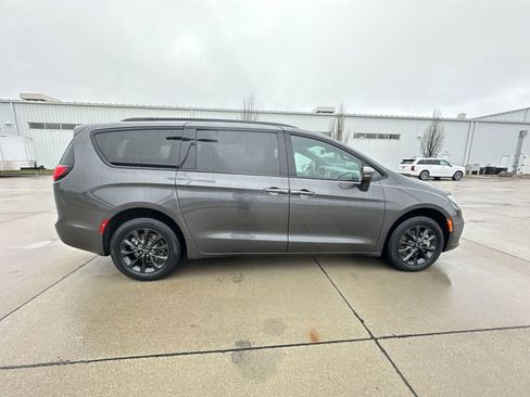 Used 2021 Chrysler Pacifica Touring-L w/ Uconnect Theater Family Group image 9