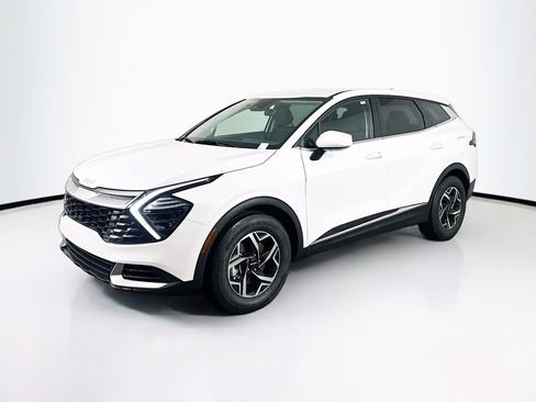 Used 2025 Kia Sportage LX image 3