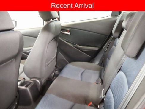 Used 2019 Toyota Yaris L image 5