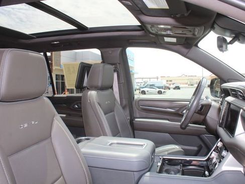 Used 2023 GMC Yukon Denali w/ Denali Reserve Package RWD image 18