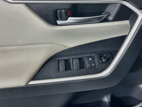 Used 2019 Toyota RAV4 XLE w/ Convenience Package FWD image 14