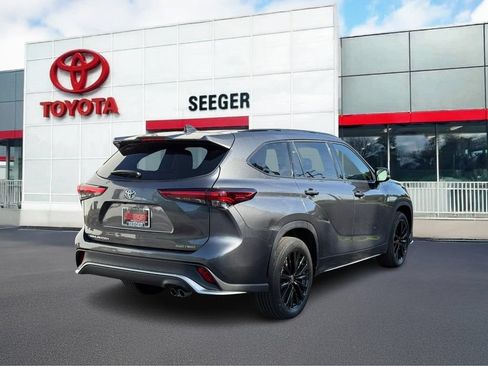 Used 2023 Toyota Highlander XSE AWD/4WD image 3