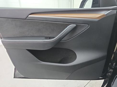 Used 2022 Tesla Model Y Long Range image 27