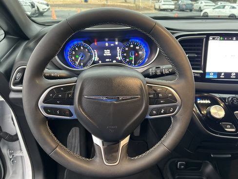 Used 2025 Chrysler Pacifica Select FWD image 16