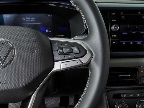 Certified 2022 Volkswagen Taos SE FWD image 16