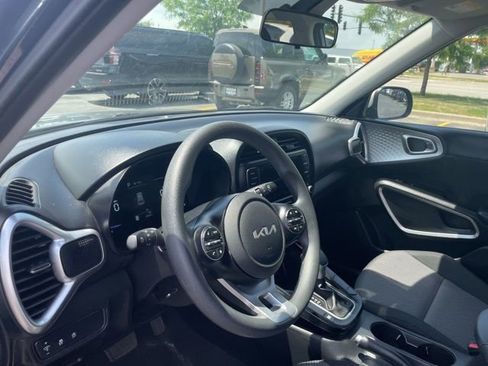 Used 2025 Kia Soul LX w/ LX Technology Package FWD image 9