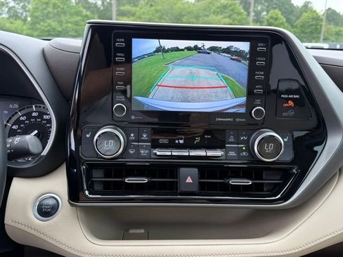 Used 2021 Toyota Highlander XLE FWD image 19