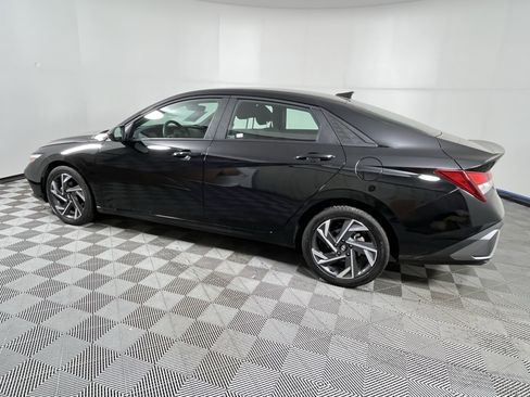 Used 2025 Hyundai Elantra Sport image 2