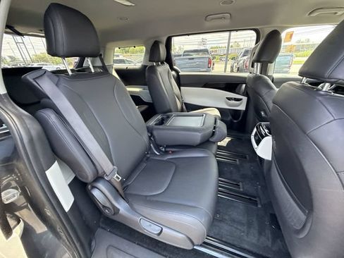 Used 2024 Kia Carnival EX FWD image 25