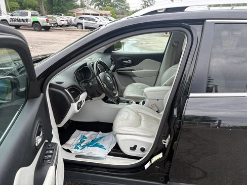 Used 2020 Jeep Cherokee Limited FWD image 2