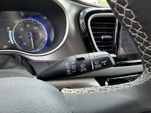 Used 2024 Chrysler Pacifica Touring-L FWD image 27