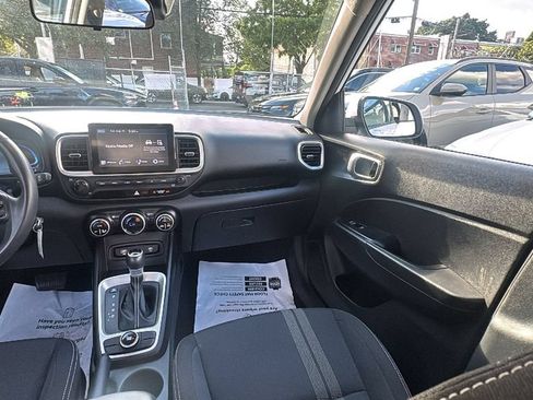 Used 2023 Hyundai Venue SEL FWD image 28