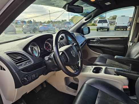 Used 2019 Dodge Grand Caravan SXT image 6