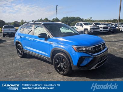 Used 2023 Volkswagen Taos SE w/ Panoramic Sunroof Package
