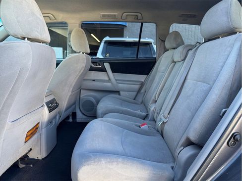 Used 2012 Toyota Highlander FWD w/ Tech Pkg image 18