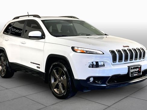 Used 2017 Jeep Cherokee Latitude FWD image 2