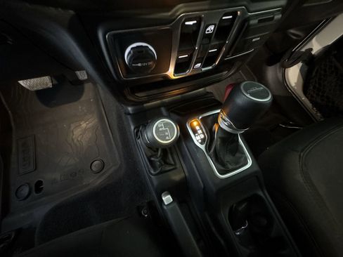 Used 2021 Jeep Gladiator Willys image 15