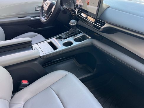 New 2026 Toyota Sienna XLE FWD image 17