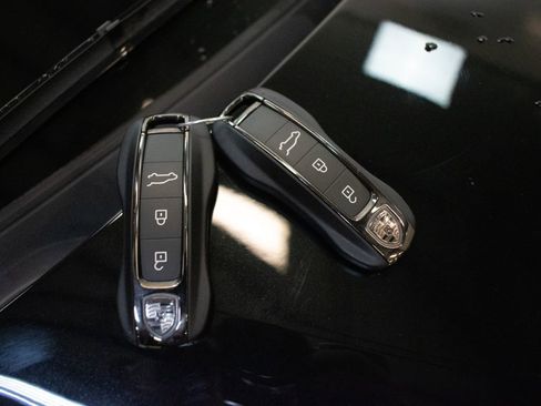Certified 2025 Porsche Cayenne Turbo AWD/4WD image 34